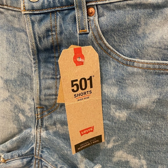 Levi’s Women’s 501 High Rise Bleach Wash Denim Shorts - Waist Size 25 - Picture 2 of 16